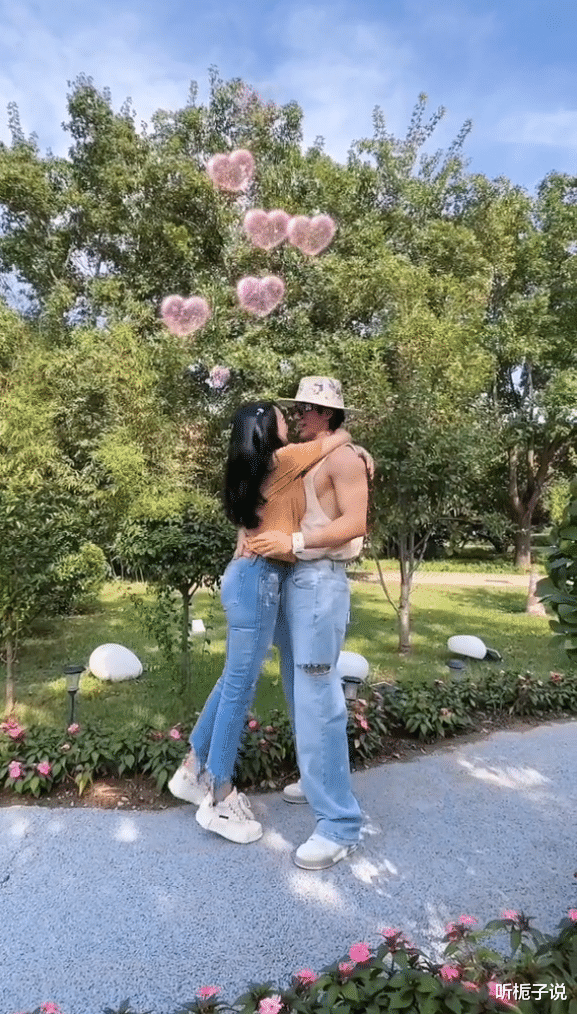 钟丽缇|52岁钟丽缇,携小12岁丈夫在公园热舞!穿着休闲减龄十岁,很年轻