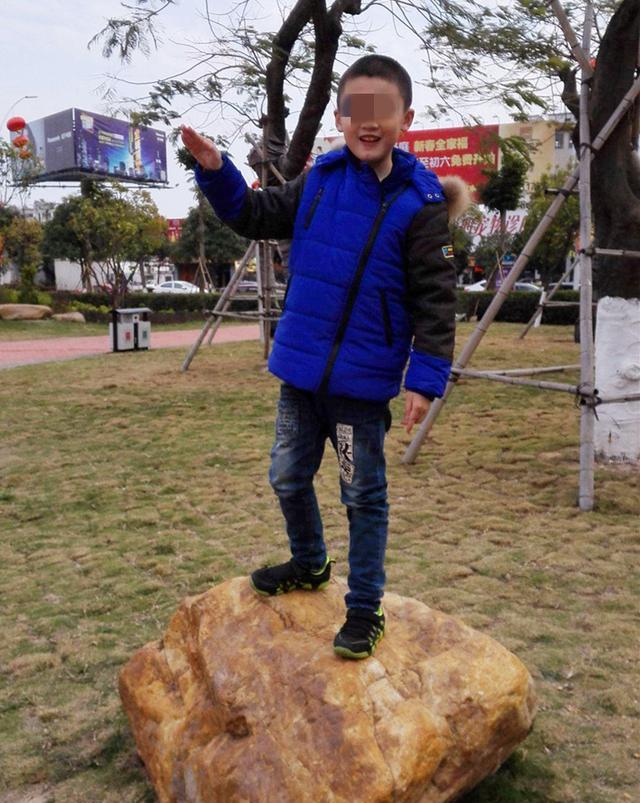 案例:熊孩子刮花奔驰车,妈妈称他只是孩子,车主一怒将其侵犯