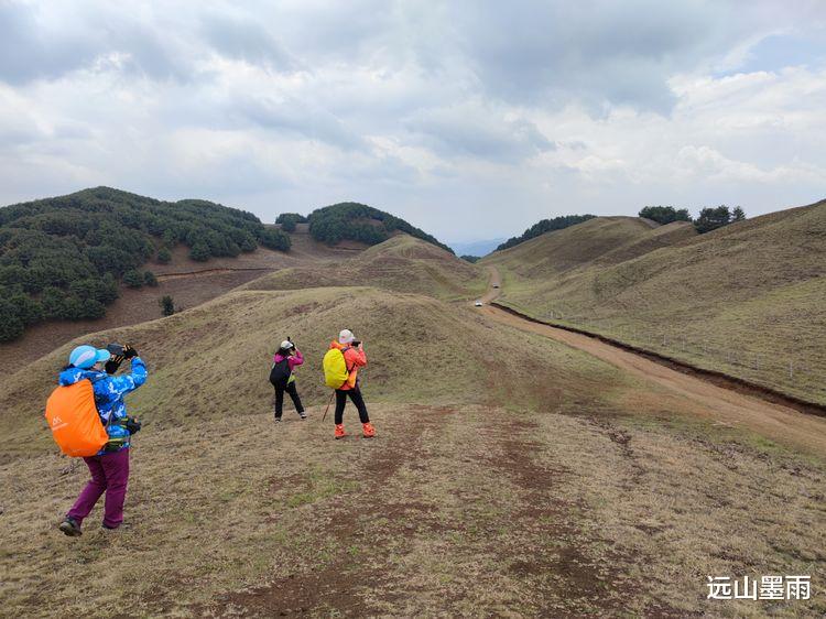 |徒步寻甸大黑山，走高山草甸、赏马缨花开，远望云上牧场辽阔苍茫