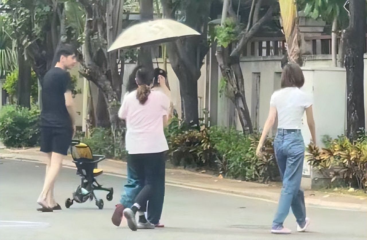 张若昀|张若昀带女儿出街，颜值引关注！开百万豪车出行，唐艺昕化身辣妈