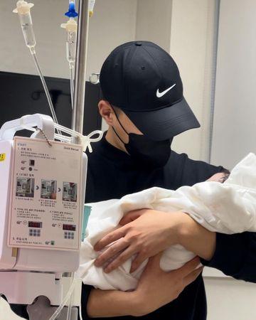 bewhy|29岁饶舌歌手当爸！女儿面前融化　「爸爸的音乐给你第一个听」