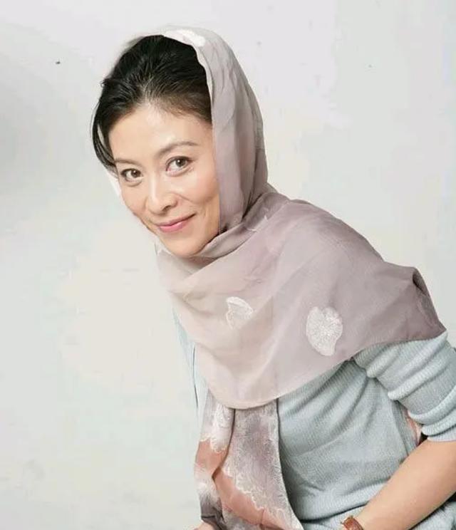 岳红|岳红：24岁获影后，丈夫李连杰在她产后五个月提出离婚，中年患癌