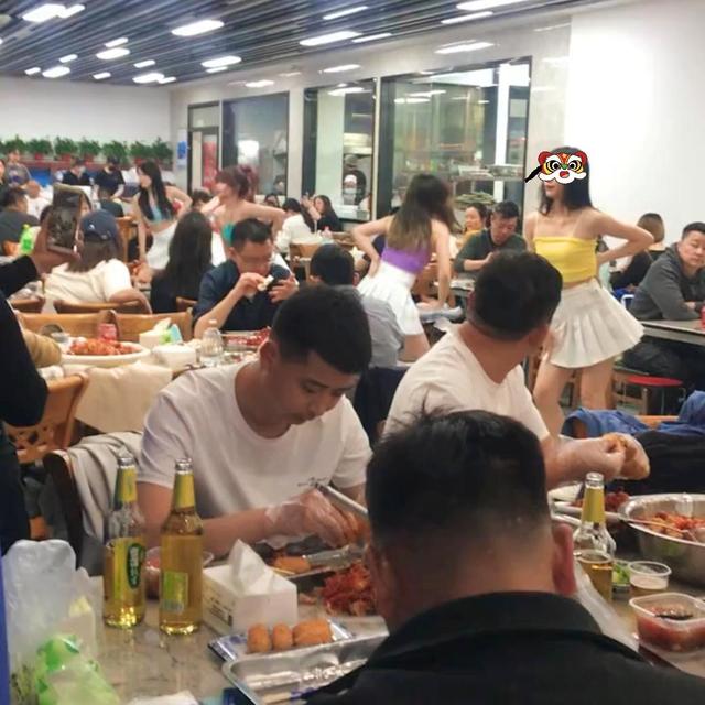 “丽春院”盛况重现?江苏一饭店请美女跳舞营助兴,现场座无虚席