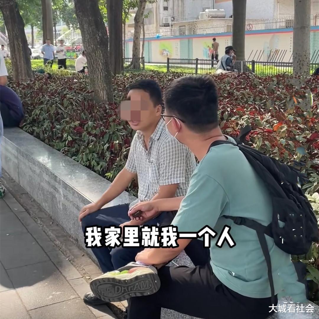 户口本就剩我了!广东一男子被问怎么不回家时,他说出了心酸背景
