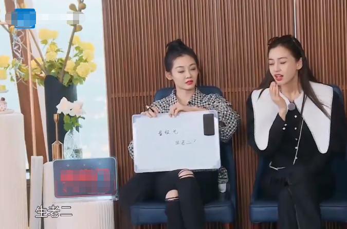 苗苗|郑恺一家现身机场，苗苗小腹突出走姿怪被疑怀二胎，此前一直备孕