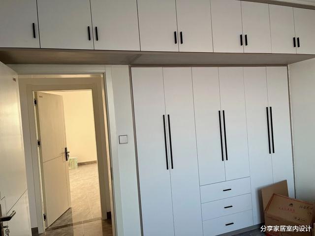 她家新房硬装结束,装修现代简约风格,最喜欢全屋定制的柜子了!