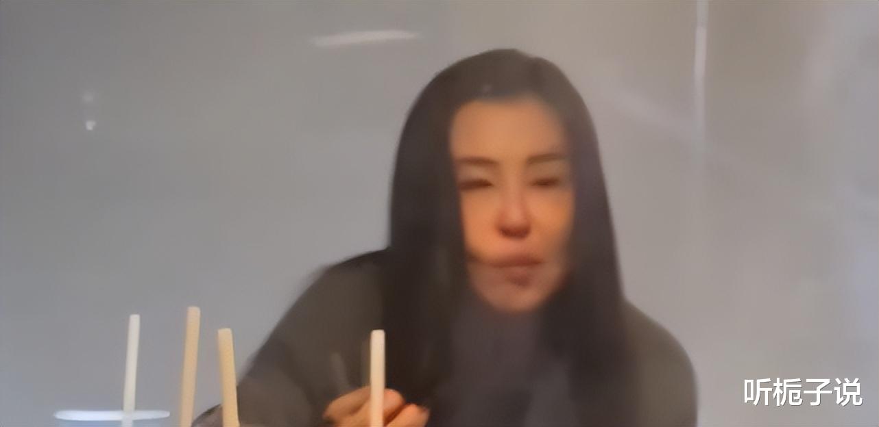 风骚律师|与刘銮雄分手后，吕丽君过得很滋润：住着20亿豪宅，还买了18套房