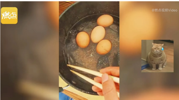 河南许昌,一朋友送了女子一口崭新的锅,看上去挺精美的