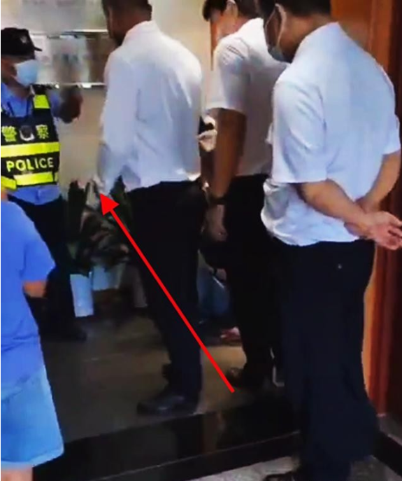 近日,珠海一女子花了几百万买了房子,新房子竟然漏水