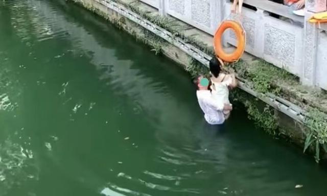男子救落水女子,她却先整理衣服,男子怒怼:死都不怕还怕别人看
