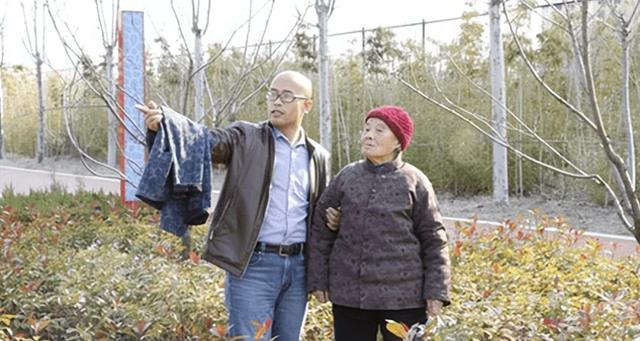 2004年,北京阿姨给小伙20元救急钱,18年后男子报恩,还19元