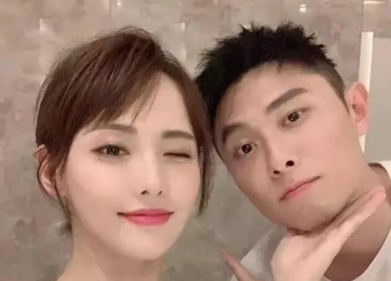 张嘉倪|张嘉倪官宣离婚后首现身，与人合影提不起精神，强颜欢笑闷闷不乐