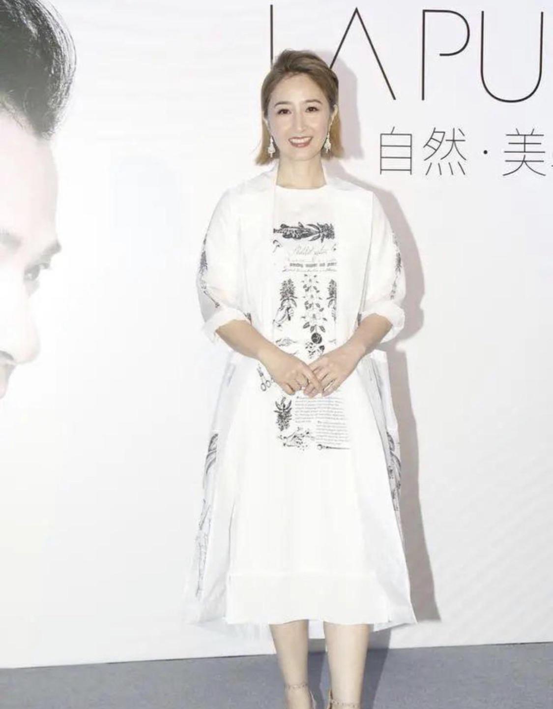 张家辉|张家辉大3岁老婆真幸福，身材不年轻脸不少女，但被宠的像女孩