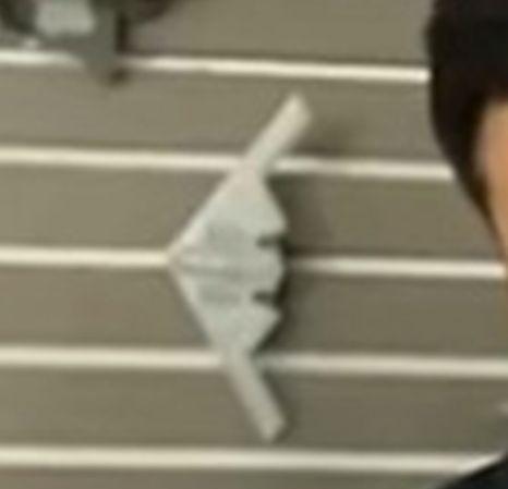 疑似轰20模型亮相央视，无尾翼布局全隐身构型，翼展比运20还要大