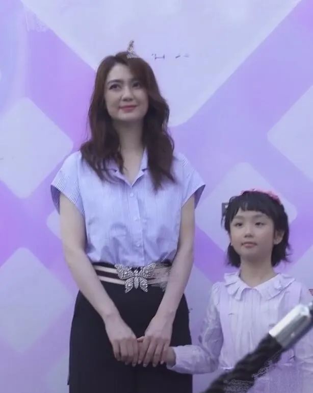 洪欣|洪欣携女儿走秀，7岁女儿长相可爱太像张丹峰，时尚表现力不输妈