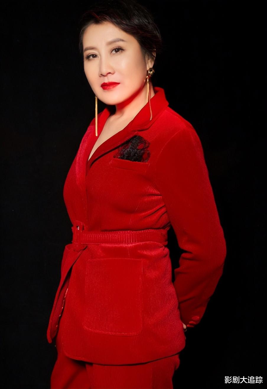 张凯丽|59岁张凯丽罕见穿短裙！一双长腿不输杨幂，穿黄色雨衣碾压赵今麦