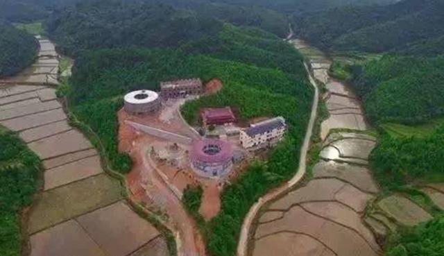 80岁老太,5年花6000万造瓷宫,自己却住茅棚房,称:传统不能丢