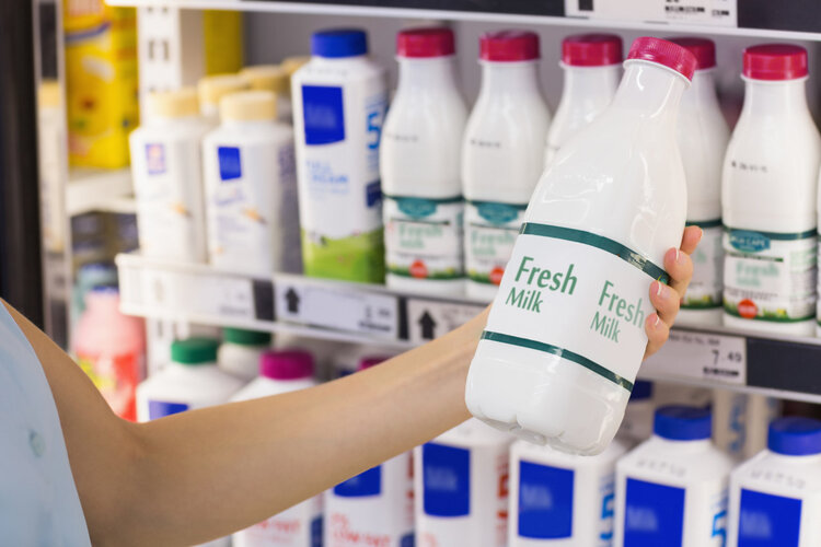 牛奶|美国新研究：牛奶含有激素，男性常喝或导致前列腺癌？奶要不要喝