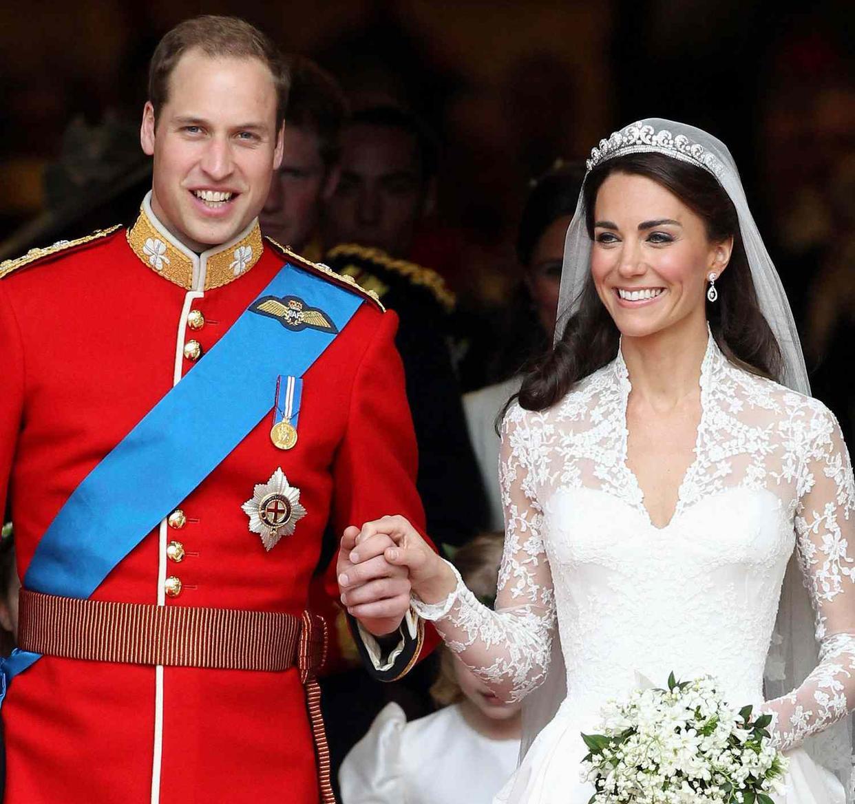 威廉王子|威廉凯特婚礼：哈里腿瘸，新娘手捧花被放在坟前，卡米拉孙女可爱