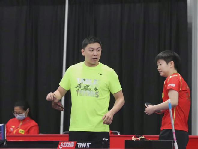 陈玘|陈玘漂亮女儿被罚站，抹眼泪给爸爸送白眼，国乒名帅辞职回家带娃