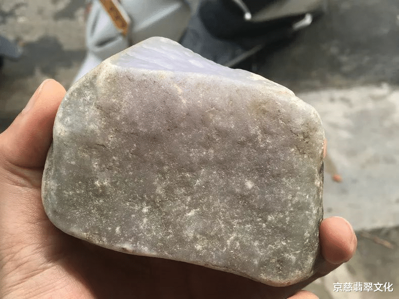 翡翠|单身小伙花9000买的会卡原石，一刀切出冰春翡翠，竟招来了桃花运