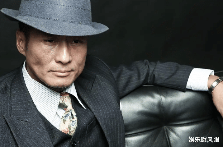 孙兴|老戏骨孙兴河边烧烤配红酒，58岁偏爱豪车，网友：老年生活太奢靡