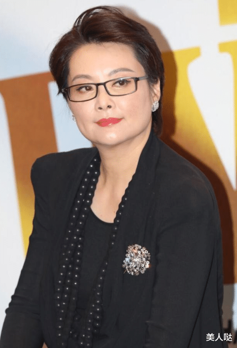 袁立|50岁袁立也难逃发福魔咒！穿垫肩裙霸气又高级，像极了女企业家