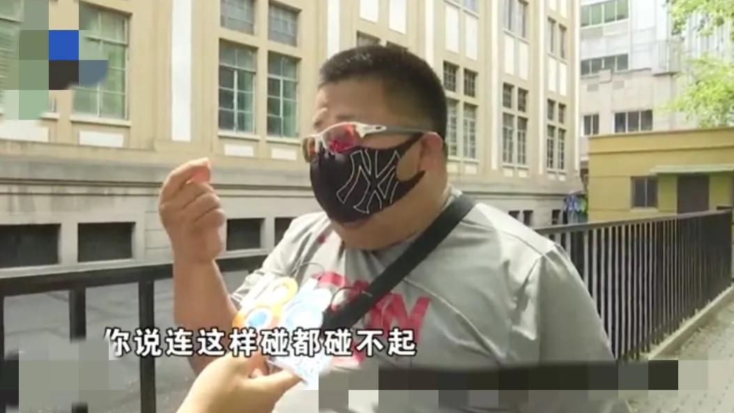 |浙江杭州，一男子花了10000多元买了个华为折叠屏手机
