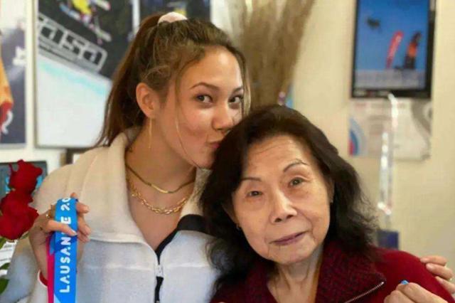 谷爱凌|谷爱凌两金一银创造历史,看了采访才知道,奶奶是她的幕后大BOSS