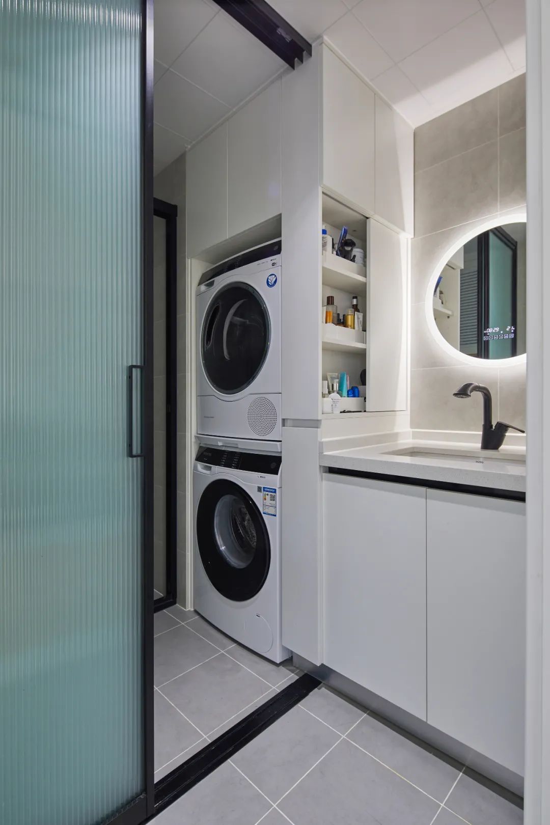 又得到一个新灵感:洗漱台外移,不设门旁,与这些结合实用性更强