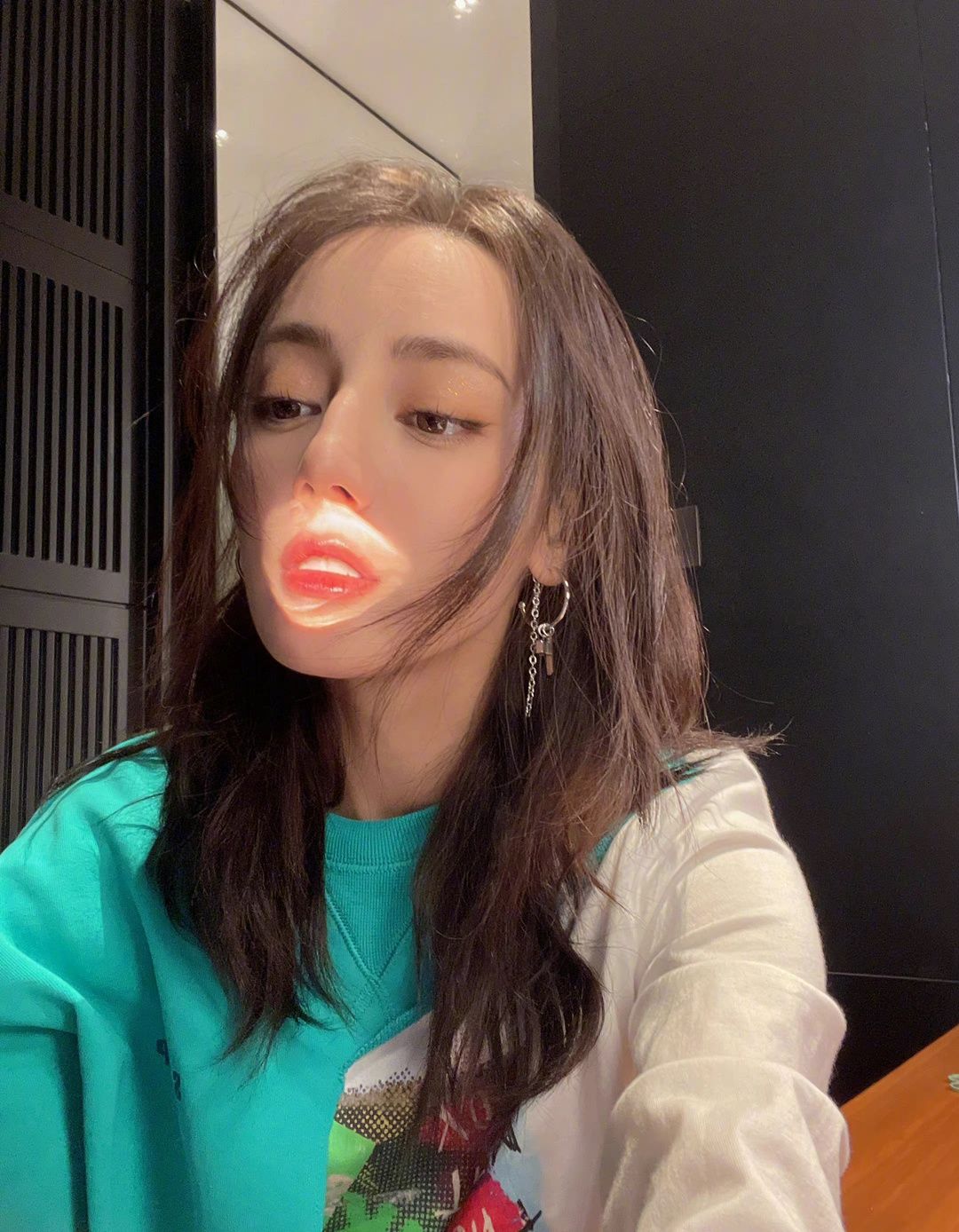 穿衣搭配 迪丽热巴剪了短发更美了，穿湖水色卫衣休闲有范，看着太甜了