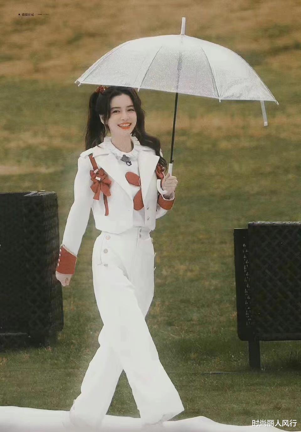 白梦妍|跑男集体亮相贺建团百年！baby这次终于逆袭，穿西装颜值赢了白鹿