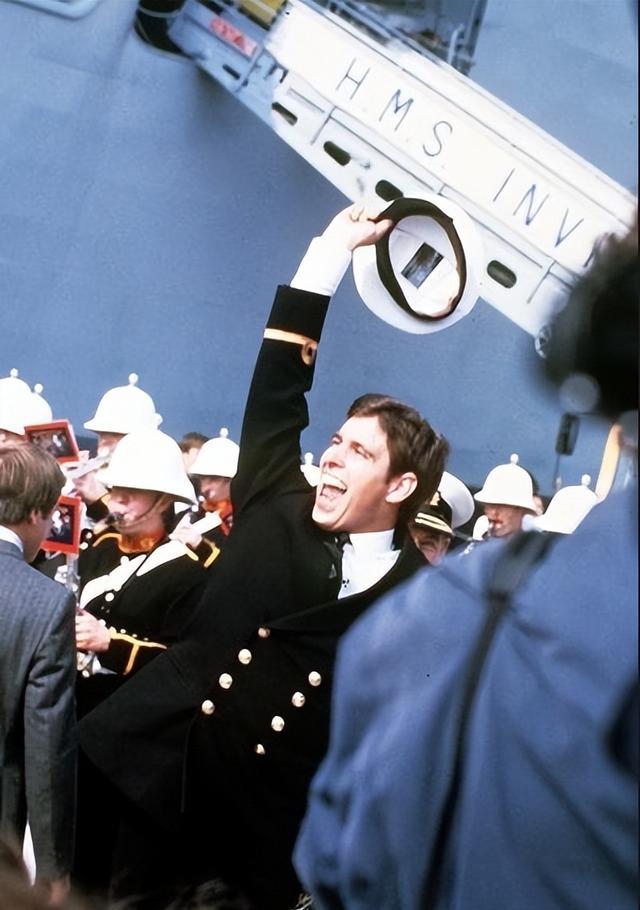 菲利普亲王|他才是英女王最宠的儿子:高大帅气像菲利普,照片被女王随身携带