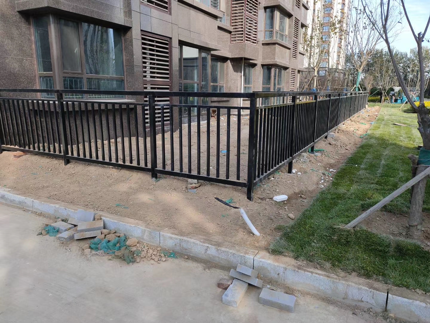 锌钢围墙护栏造价是不是特别昂贵?