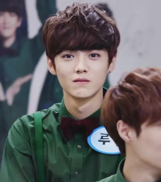 王一博|网红和人气男星合影，肖战、王一博板正，邓伦、李易峰有趣