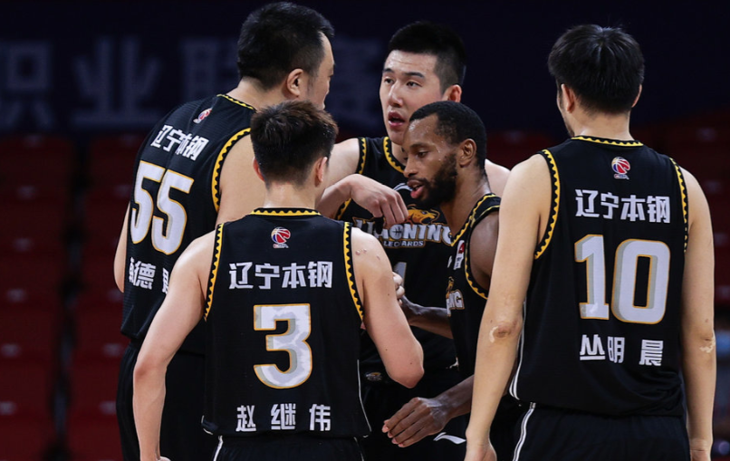 易建联|5+5！易建联生死战仅打19分钟，加时赛无奈坐板凳眼神落寞