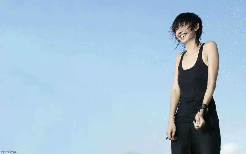 滨崎步|不爱富豪,不恋权贵,这些女明星追求爱情的选择