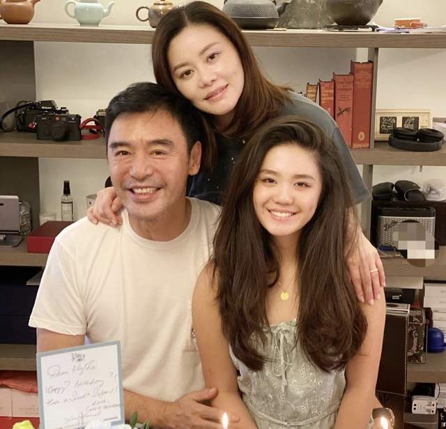 钟镇涛|钟镇涛18岁女儿考上英国名校！疑不忍分别未露面，富婆妻子险哭昏