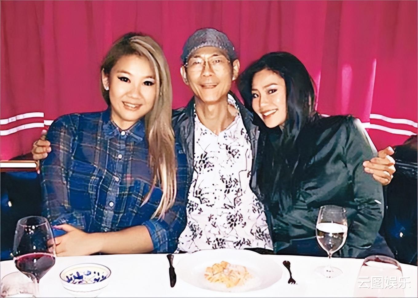 郑欣宜|郑欣宜开演唱会，被22岁男星单膝下跪送戒指，郑少秋携俩女儿现身