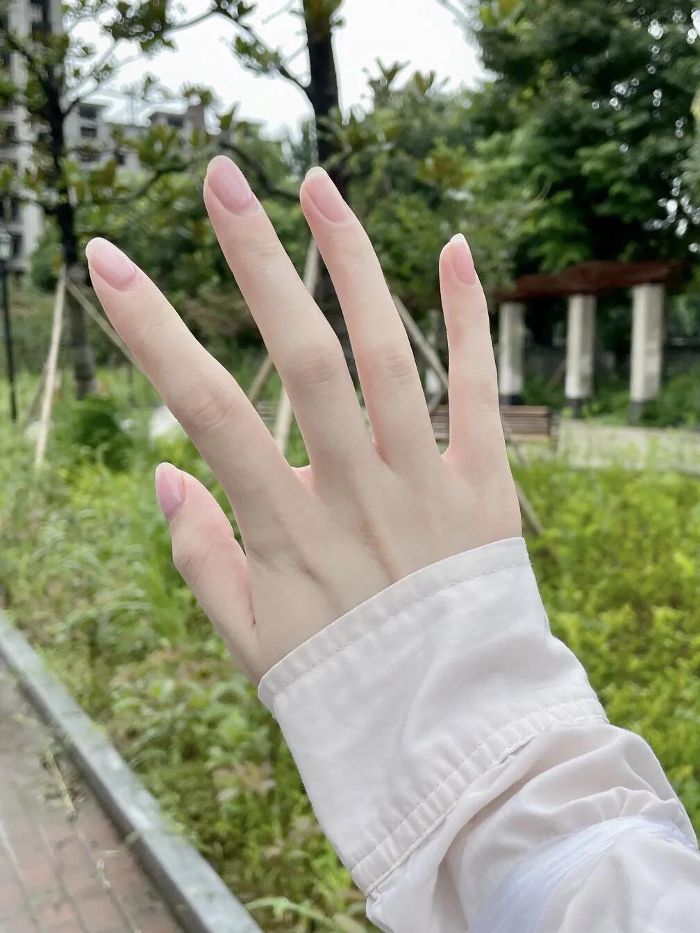 护手霜 “长期涂护手霜”和“压根不用护手霜”，五年后手部肌肤差别真大。