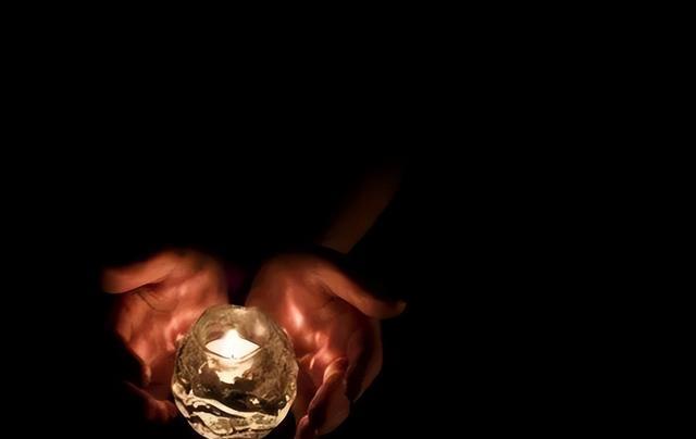 人死后为何不能触摸死者的脸?这并非迷信,而是有一定的科学道理