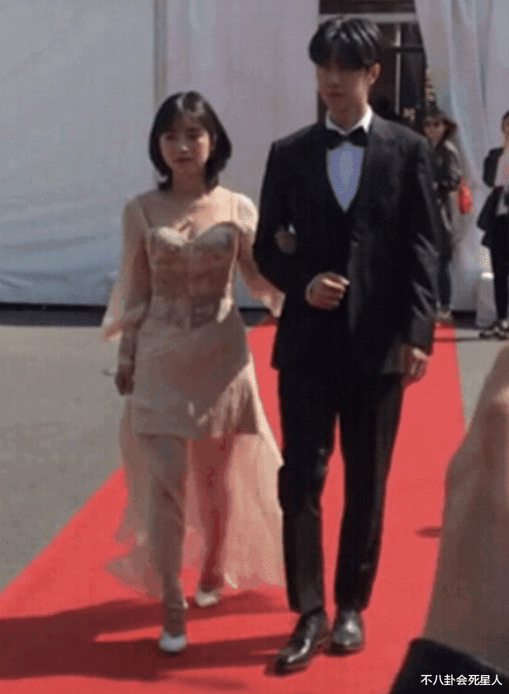 蒋欣|平胸、矮个、虎背熊腰，女星暴露缺陷红毯造型，既雷人又心酸