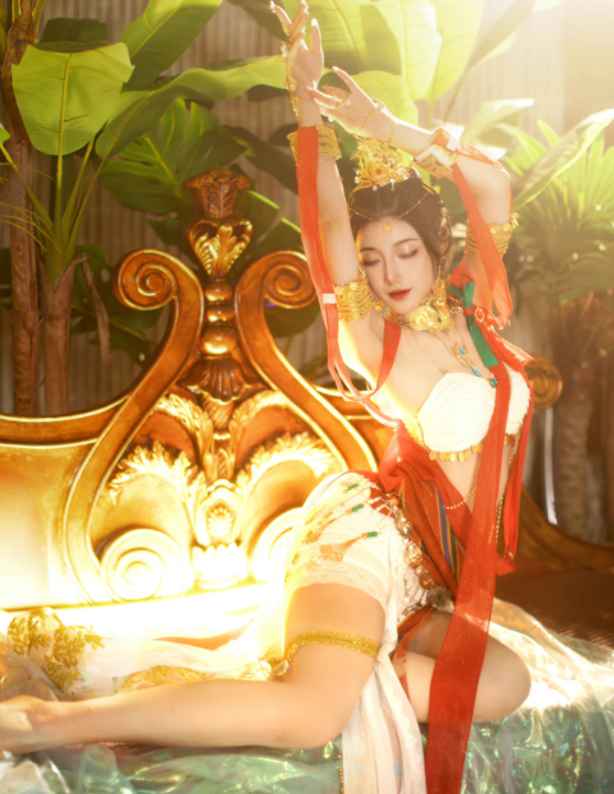 金陵十三钗|金陵十三钗里的小暮转型做Coser，发了几条黑丝宅舞后，粉丝涨到30万