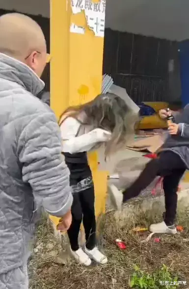 女孩被捆绑示众,遭一群男子“一百种办法”殴打凌辱!