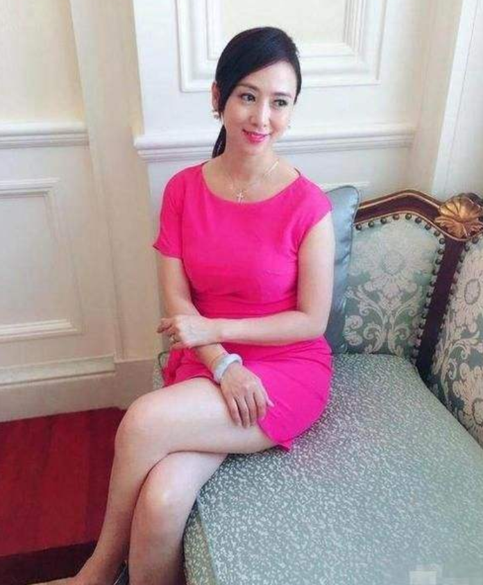 翁虹|风月女神翁虹：富豪老公怀疑她不忠，离异后嫁普通人被当成宝