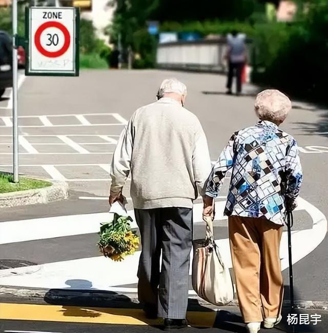 回顾:71岁大爷因长得太年轻,相亲被大妈怼:整得像个娘们似的