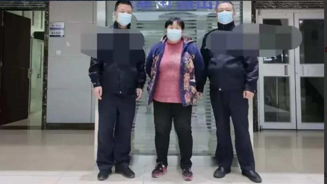 山东，济南。女子将羽绒服放在电动车上，没一会儿就被一名大妈偷拿走
