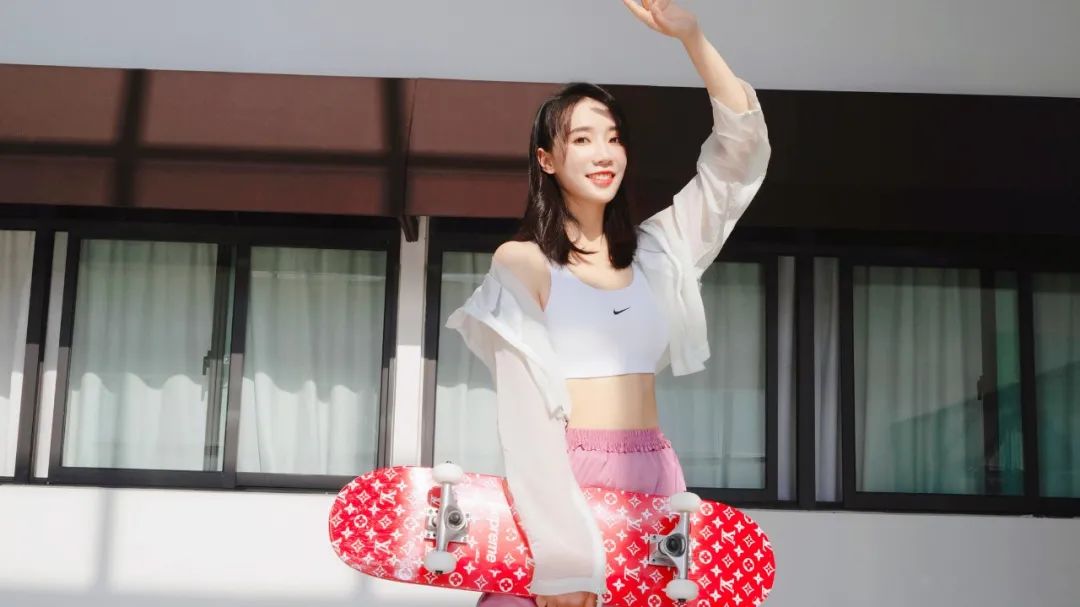 明星|颜值身材不输一线明星，还有逆天长腿，舒思瑶不愧是最美裁判！