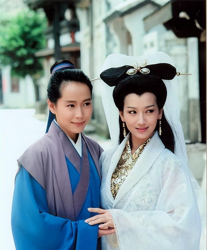 黄梅戏|赵雅芝与儿子打乒乓球！皮肤白皙身材苗条，儿子一双鞋价格近5千