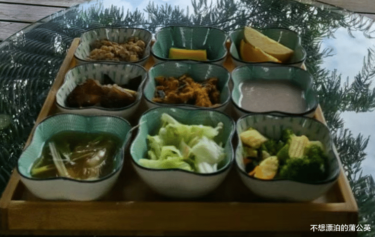 昆凌|周杰伦一家出游，两个孩子都黏着爸爸，昆凌刚出月子就吃减肥餐？